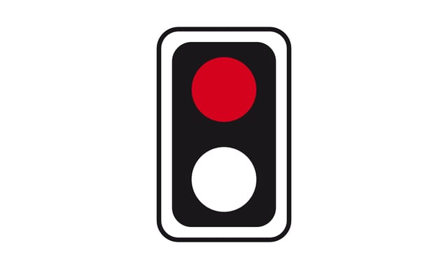 1.2.19-110: Vor einem Bahnübergang steht vor einer von rechts einmündenden Straße ein rot leuchtendes Lichtzeichen ohne Andreaskreuz. Wo müssen Sie warten?