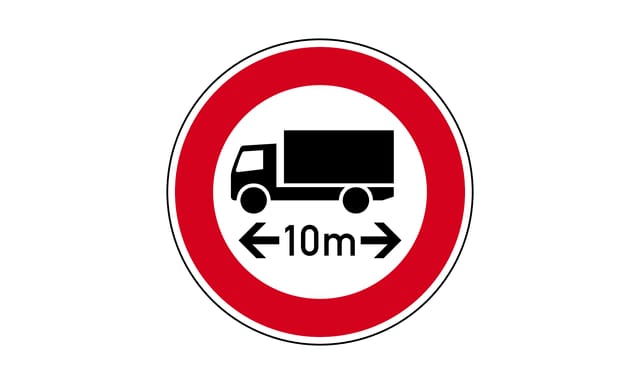 2.4.41-003: Bei Ihrem Lkw von 10 m Länge ragt die Ladung 60 cm über die hintere Fahrzeugbegrenzung hinaus. Was gilt für Sie bei diesem Verkehrszeichen?