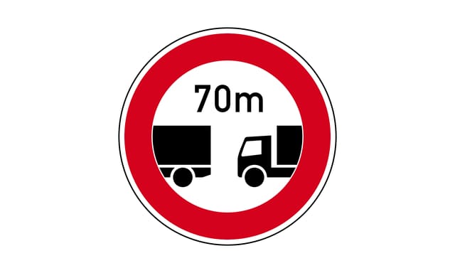 2.4.41-202: Welche Fahrzeuge müssen hier den Mindestabstand von 70 m einhalten?